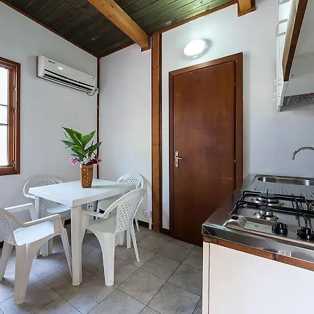 Dom wakacyjny Beautiful Mobile Home In Sorso With Garden